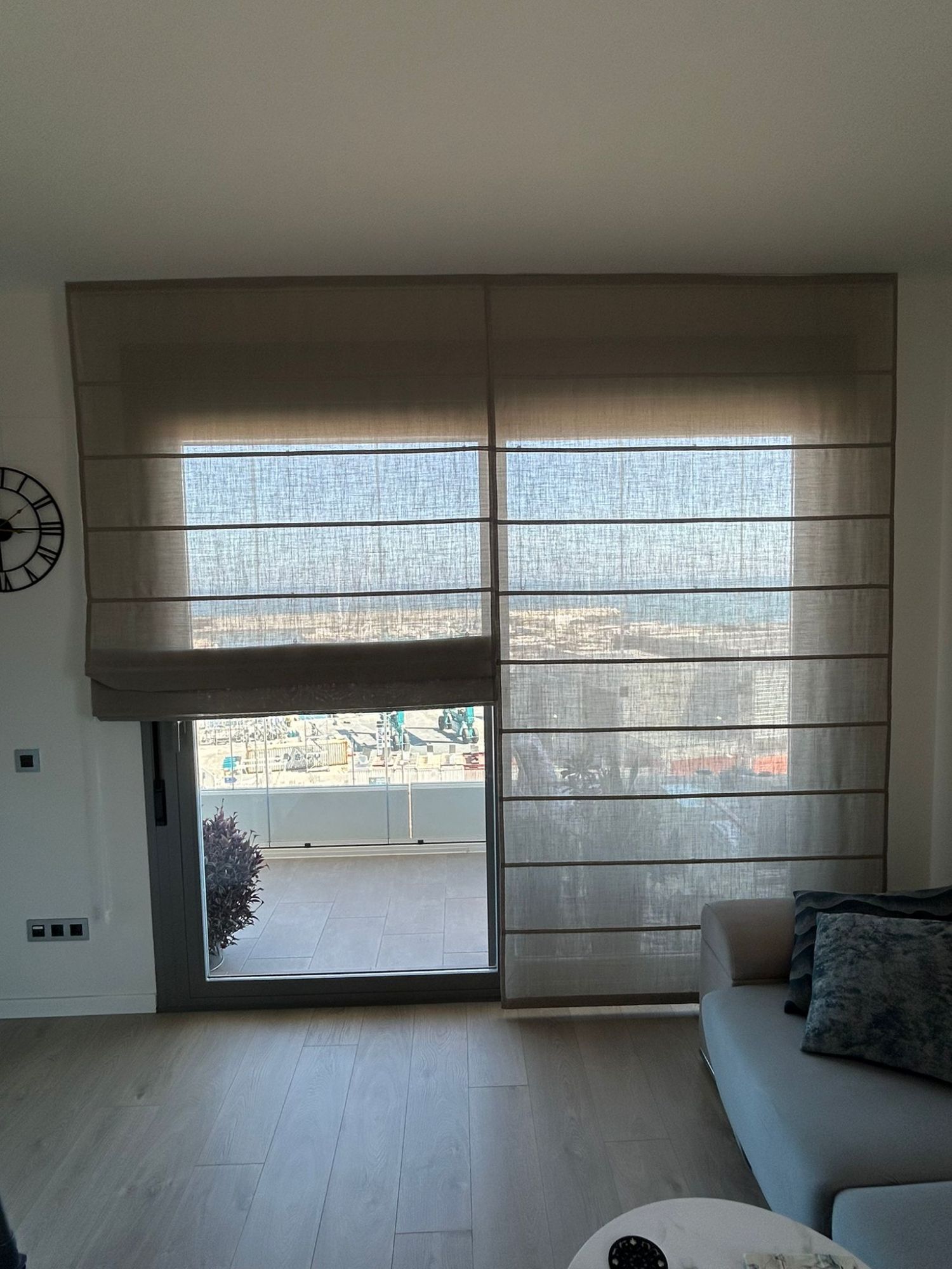 Instalación de cortinas plegables con varillas, tejido Begur 23 y color perla, en vivienda de Badalona