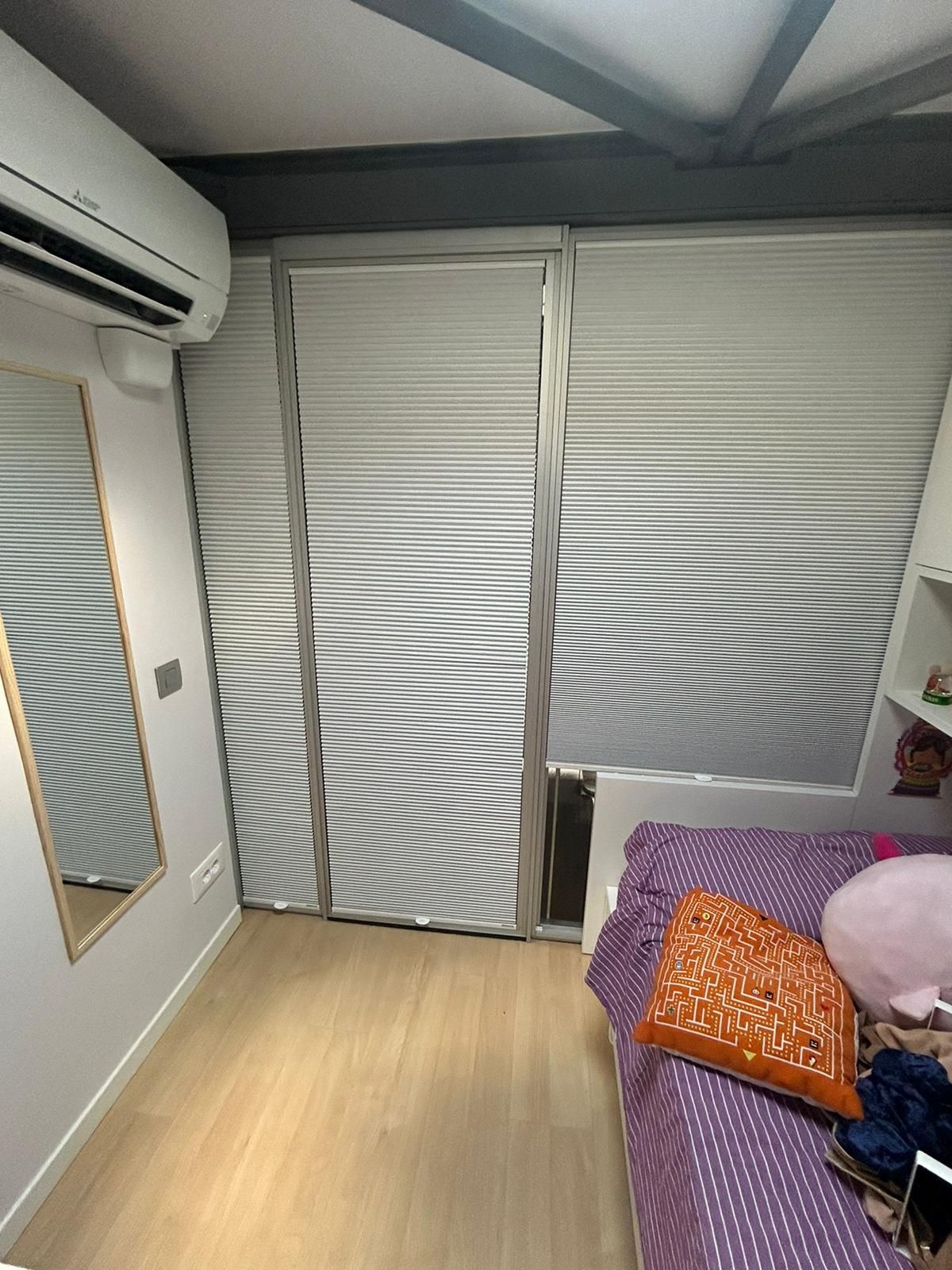 Instalación de cortinas plisadas con tejido blackout, referencia Cell y color 89P07 White, en vivienda de Barcelona