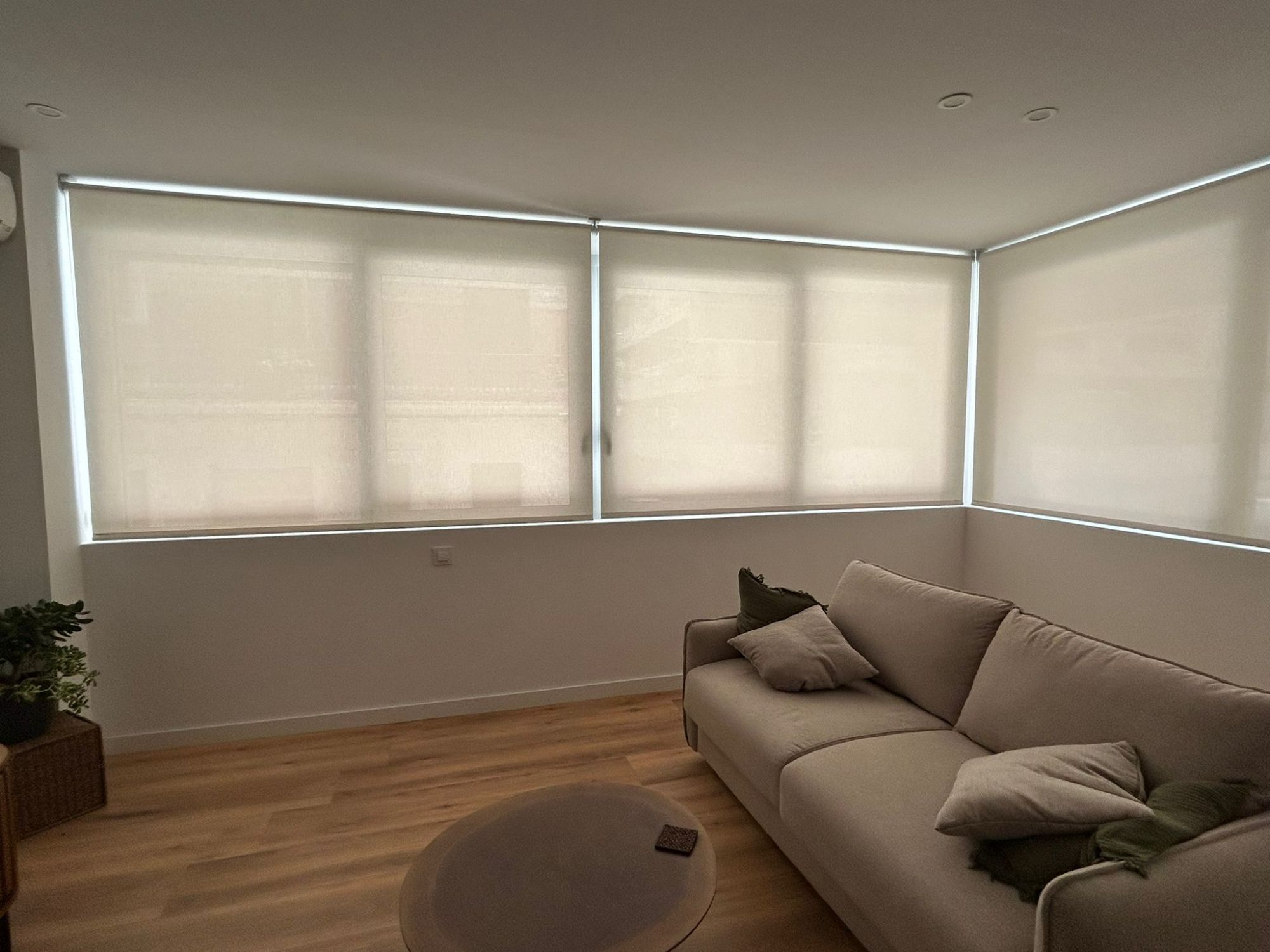 Instalación de estores enrollables con tejido técnico screen, referencia 420P abertura del 1% y color White, en vivienda de Barcelona