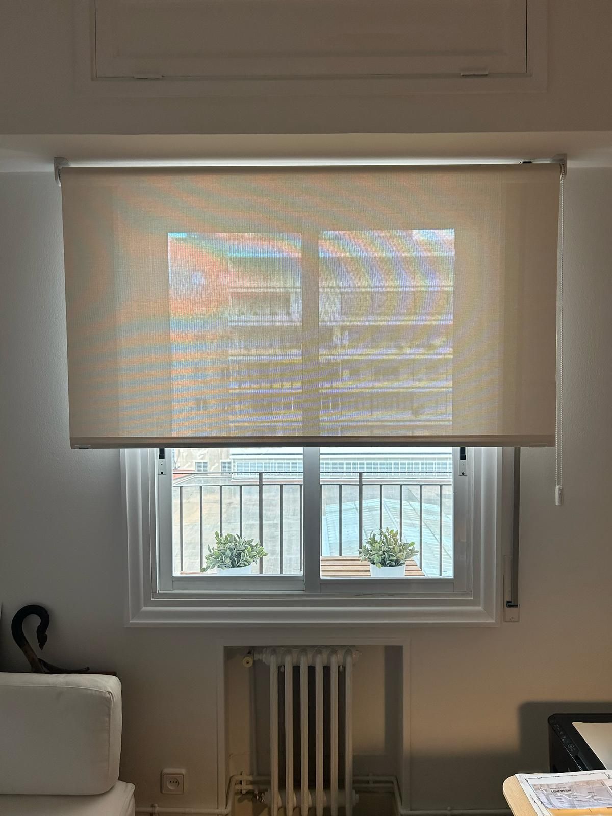 Instalación de estores enrollables con tejido técnico screen, referencia PS550 abertura del 5% y color blanco lino, en vivienda de Barcelona