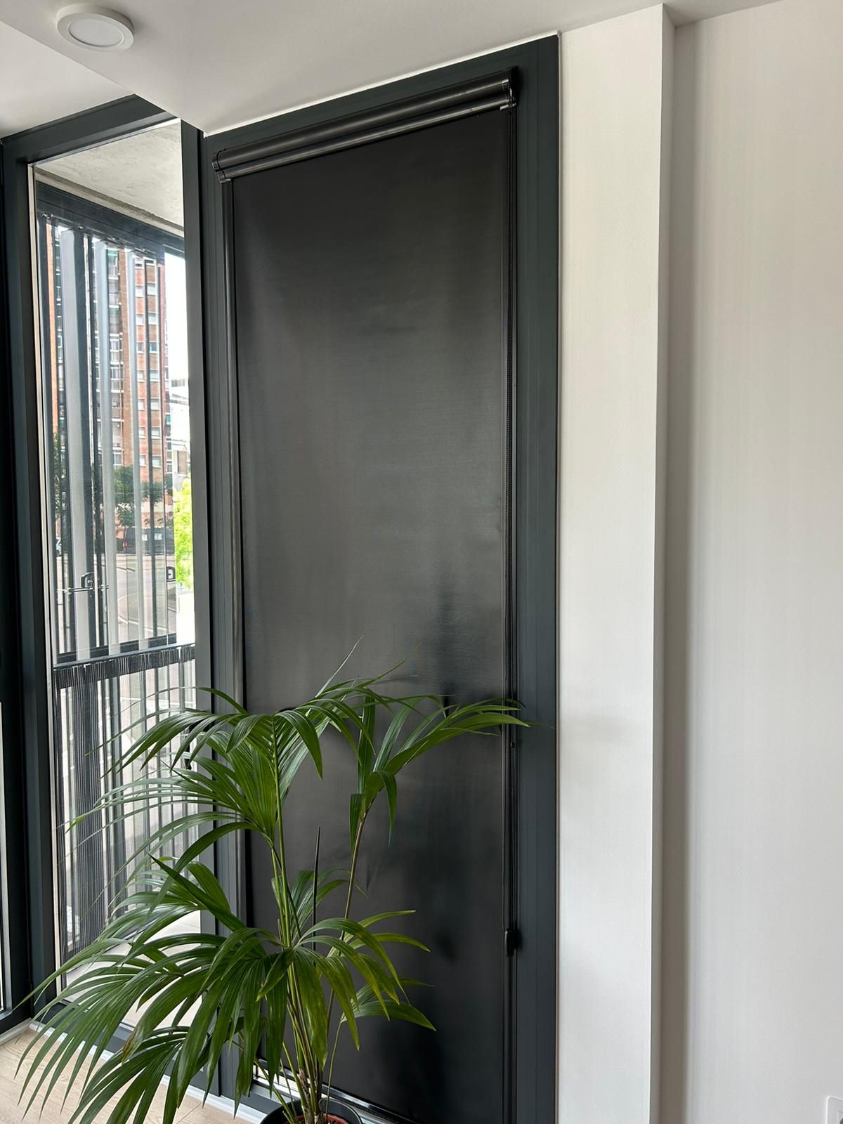 Instalación de cortina con sistema Minifast y tejido opaco, referencia IBLIND color Black, en vivienda de Olesa de Montserrat 