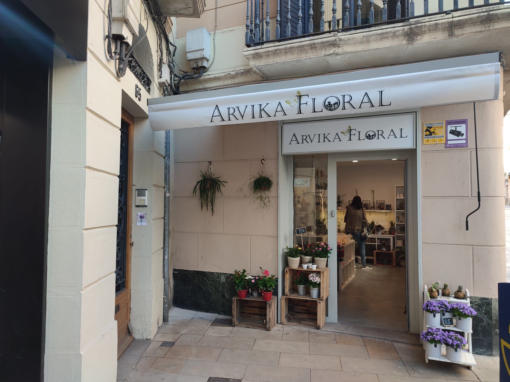 Instalación de toldo con tejido acrílico y serigrafía, referencia Sauleda, en tienda de Barcelona