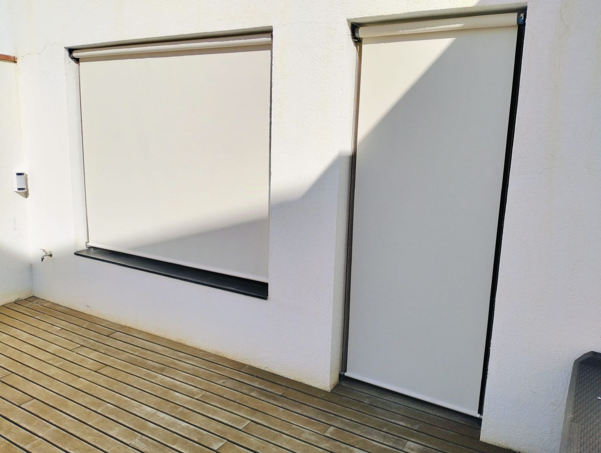 Instalación de toldo vertical con tejido Recscreen, referencia 650 y abertura del 5%, en vivienda de Vilassar de Dalt