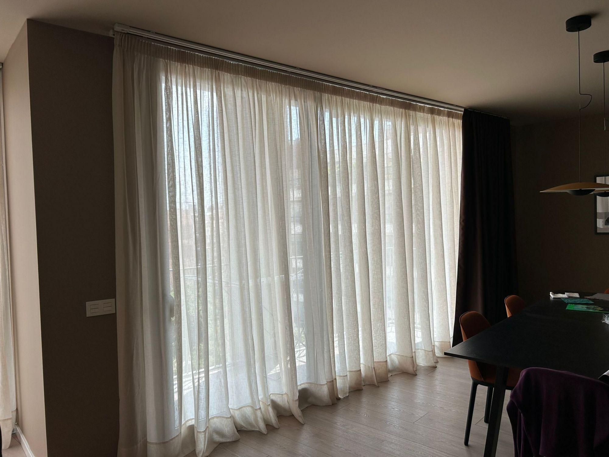 Instalación de cortinas tradicionales motorizadas, con visillo y con tejido opaco, en vivienda de Barcelona
