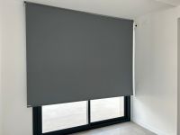 Instalación de cortinas enrollables motorizadas con tejido opaco, referencia Darktex y color Dark Grey 010, en vivienda de Montgat