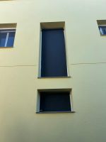 Instalación de cortinas enrollables exteriores con tejido técnico screen y motor batería, referencia 420P abertura del 1% y color Charcoal/Bronce, en vivienda de Castellgalí