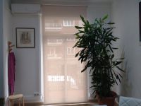 Cortina enrollable para sala en oficina del Quebec en Barcelona