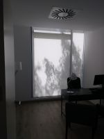 cortinas enrollables polyscreen color blanco en despacho de salud mental en sant andreu en barcelona