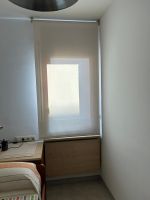Instalación de cortinas enrollables con tejido técnico screen, referencia 380P abertura del 5% y color White Linen, en vivienda de Cunit