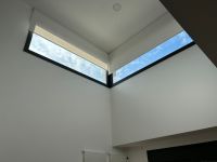 Instalación de cortinas enrollables con tejido técnico screen y motor batería, referencia 420P abertura del 1% y color White, en vivienda de Viladecavalls