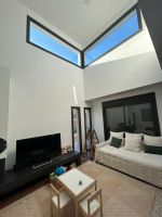 Instalación de cortinas enrollables con tejido técnico screen y motor batería, referencia 420P abertura del 1% y color White, en vivienda de Viladecavalls