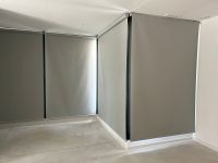 Instalación de cortinas enrollables motorizadas opacas, con tejido blackout referencia Opac400 y color Perla, en vivienda de Vallromanes