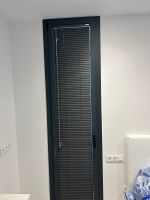 Instalación de cortina veneciana de aluminio de 25mm con escalerilla, modelo Signum y color negro, en vivienda de Montgat