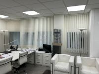 Instalación de cortinas verticales con tejido técnico screen y lamas de 89mm, referencia WOW White y abertura del 10%, en oficinas de Barcelona