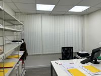 Instalación de cortinas verticales con tejido técnico screen y lamas de 89mm, referencia WOW White y abertura del 10%, en oficinas de Barcelona