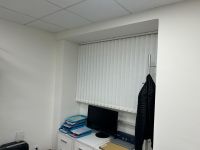 Instalación de cortinas verticales con tejido técnico screen y lamas de 89mm, referencia WOW White y abertura del 10%, en oficinas de Barcelona
