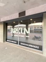 Instalación de cortina vertical negra en estudio de danza de Granollers