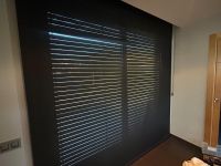 Instalación de cortinas enrollables con tejido técnico screen, referencia PS403 abertura del 3% y color ASH, en vivienda de Gavá