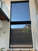 Instalación de cortinas enrollables con tejido técnico screen, referencia PS403 abertura del 3% y color ASH, en vivienda de Gavá