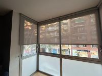 Instalación de cortinas enrollables con tejido técnico screen, referencia 390P abertura del 3% y color White/Linen, en vivienda de Barcelona