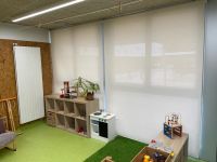 Instalación de cortinas enrollables con tejido técnico screen, referencia 002008 abertura del 1% y color White/Linen, en colegio de Sant Cugat del Vallès