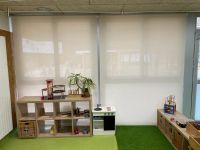 Instalación de cortinas enrollables con tejido técnico screen, referencia 002008 abertura del 1% y color White/Linen, en colegio de Sant Cugat del Vallès