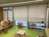 Instalación de cortinas enrollables con tejido técnico screen, referencia 002008 abertura del 1% y color White/Linen, en colegio de Sant Cugat del Vallès