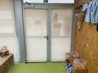 Instalación de cortinas enrollables con tejido técnico screen, referencia 002008 abertura del 1% y color White/Linen, en colegio de Sant Cugat del Vallès