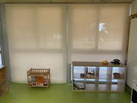Instalación de cortinas enrollables con tejido técnico screen, referencia 002008 abertura del 1% y color White/Linen, en colegio de Sant Cugat del Vallès