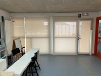 Instalación de cortinas enrollables con tejido técnico screen, referencia 002008 abertura del 1% y color White/Linen, en colegio de Sant Cugat del Vallès