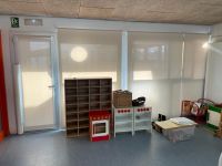 Instalación de cortinas enrollables con tejido técnico screen, referencia 002008 abertura del 1% y color White/Linen, en colegio de Sant Cugat del Vallès