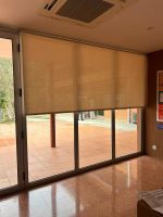 Instalación de cortinas enrollables con tejido técnico screen, referencia 420P abertura del 1% y color Blanco lino, en oficinas de Barcelona