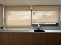Instalación de cortinas enrollables con tejido técnico screen, referencia 420P abertura del 1% y color White/Linen, en vivienda de Pallejà