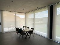 Instalación de cortinas enrollables con tejido técnico screen, referencia PS550 abertura del 5% y color Linen, en vivienda de Llinars del Vallès