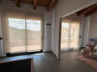 Instalación de cortinas enrollables con tejido técnico screen, referencia PS550 abertura del 5% y color Linen, en vivienda de Llinars del Vallès