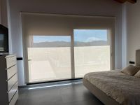 Instalación de cortinas enrollables con tejido técnico screen, referencia PS550 abertura del 5% y color Linen, en vivienda de Llinars del Vallès
