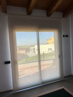 Instalación de cortinas enrollables con tejido técnico screen, referencia PS550 abertura del 5% y color Linen, en vivienda de Llinars del Vallès