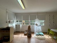 Instalación de cortinas enrollables opacas, referencia Opac400 y color White, en escuela de Sant Cugat del Vallès