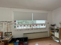 Instalación de cortinas enrollables opacas, referencia Opac400 y color White, en escuela de Sant Cugat del Vallès