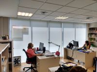 Cortinas enrollables color blanco para ventanal de oficina en Barcelona