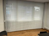 Detalle lamas Cortinas verticales blancas instaladas en despacho de oficina de Barcelona