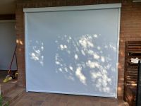 Instalación de cortinas enrollables exteriores opacas y motorizadas con guías laterales, referencia Opac y color White, en vivienda de Malgrat de mar