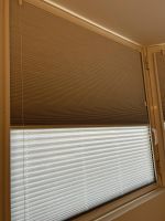 Instalación de cortinas plisadas con tejido cell en vivienda de Barcelona