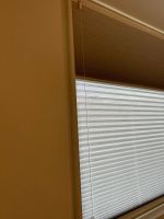 Instalación de cortinas plisadas con tejido cell en vivienda de Barcelona
