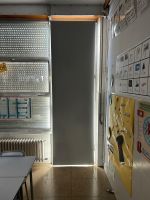 Instalación de cortinas enrollables con tejido opaco, referencia Opac400 y color Perla, en colegio de Barcelona