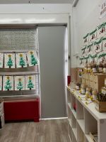 Instalación de cortinas enrollables con tejido opaco, referencia Opac400 y color Perla, en colegio de Barcelona