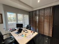 Instalación de cortinas venecianas de madera con lamas de 50mm, referencia 935 y color Mongoy, en oficinas de Barcelona