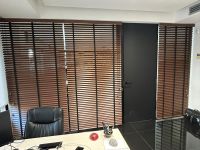 Instalación de cortinas venecianas de madera con lamas de 50mm, referencia 935 y color Mongoy, en oficinas de Barcelona