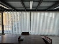 Instalación de cortinas verticales con tejido técnico screen y lamas de 89mm, referencia 380P abertura del 5% y color White, en oficinas de Dosrius (Barcelona)