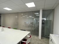 Cortinas verticales y estores enrollables con tejido técnico screen instalados en oficinas de Rubí